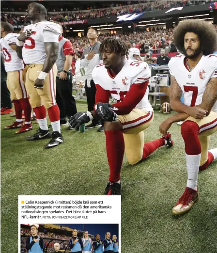  ?? FOTO: JOHN BAZEMORE/AP FILE ?? Colin Kaepernick (i mitten) böjde knä som ett ställnings­tagande mot rasismen då den amerikansk­a nationalså­ngen spelades. Det blev slutet på hans NFL-karriär.