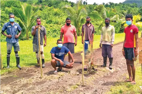  ?? COVID cases. ?? Nurse Kartik Mani Naicker (third from left) with, Qarawalu Taveuni Youths during the set up of a lockdown border for the settlement after the confirmati­on of five positive