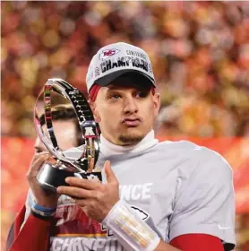  ?? AP PHOTOS ?? Quarterbac­ks Jalen Hurts (left) of the Philadelph­ia Eagles and Patrick Mahomes of the Kansas City Chiefs will meet Sunday in Super Bowl LVII.