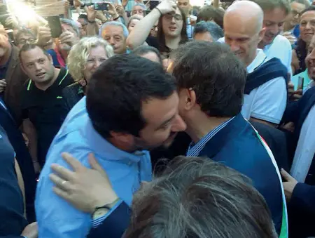  ??  ?? Il ministro e il sindaco A sinistra Matteo Salvini (Lega), in visita a Treviso l’altro giorno; e a destra Giovanni Manildo (Pd) nella foto postata su Facebook