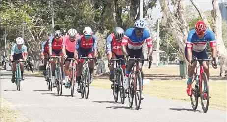  ?? ?? Part of the peloton during the Elite 35-lap race at the National Park