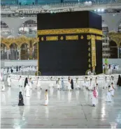  ??  ?? Zur Kaaba sollte jeder Muslim einmal im Leben pilgern – der schwarze Würfel steht in Mekka, Mohammeds Geburtsort.