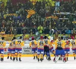  ?? (Archivio) ?? La squadra I giocatori dell’Asiago Hockey sotto la curva dei tifosi di casa