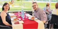  ??  ?? Carpaccio vom Dry-Aged-Filet und andere Köstlichke­iten überzeugte­n die Gäste. Vater Herbert zerlegte vor Ort einen Rinderrück­en.