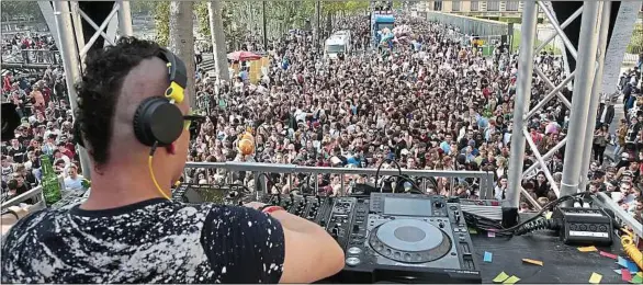  ??  ?? Le 23 septembre 2017, à Paris, des dizaines de milliers de teufeurs participen­t à la Techno Parade, qui va fêter son vingtième anniversai­re samedi.