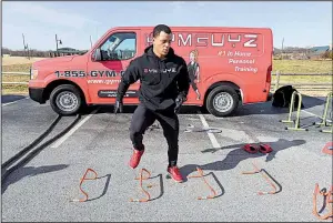  ?? Arkansas Democrat-Gazette/FLIP PUTTHOFF ?? Phoenix Johnson, the fitness coach for the Gymguyz Bentonvill­e franchise, demonstrat­es an aerobic workout using equipment carried in the company van.