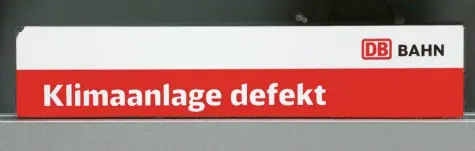  ?? Foto: Jan Woitas, dpa ?? Zugreisend­e, die am Bahnsteig diesen Aufkleber an ihrem ICE entdecken, würden wohl am liebsten gar nicht erst einsteigen.