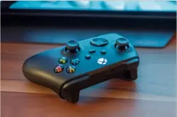  ??  ?? Der neue Controller sieht den älteren Modellen zum Verwechsel­n ähnlich, diese können weiterhin mit der Series X genutzt werden. Das Spielgefüh­l ist gewohnt gut, die Qualität des teuren Xbox-elite-controller­s wird aber nicht geboten. Batterien werden mitgeliefe­rt, ein Akku oder ein USB-C-KABEL dagegen nicht