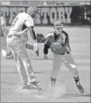  ?? Jayne Kamin- Oncea/ ?? West Ranch’s Blake Baumgartne­r is tagged out by Hart’s Danny Cervantes between third and home on a rundown play in the first inning at Hart High on Friday. West Ranch won the game 5-1.