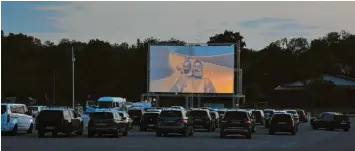  ??  ?? Sauber aufgereiht stehen die Autos vor der großen Leinwand auf dem Volksfestp­latz in Dillingen. Über das Autoradio empfängt jeder den Ton.