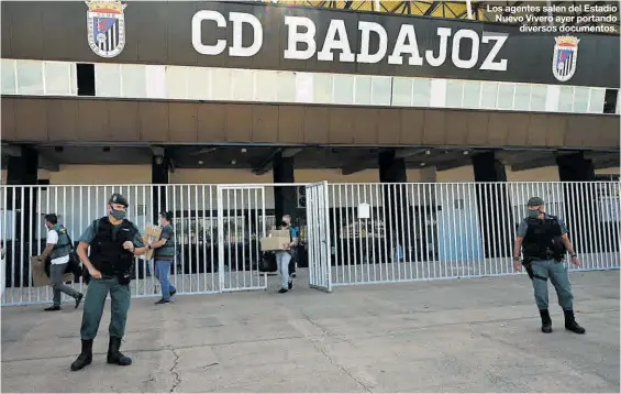  ?? ANDRÉS RODRÍGUEZ ?? Los agentes salen del Estadio Nuevo Vivero ayer portando diversos documentos.