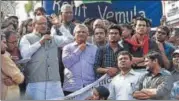  ?? RAJ K RAJ/HT ?? JDU leader K C Tyagi (L), CPI(M) general secretary Sitaram Yechury and former JNUSU president Kanhaiya Kumar (in grey shirt) during the protest march at DU Arts Faculty.