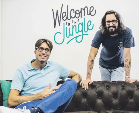  ?? FLaminia Pelazzi ?? Sergio Balcells, a la izquierda, responsabl­e de Welcome to the Jungle en España, junto a Jérémy Clédat, CEO y fundador de la compañía, en las oficinas de Barcelona, en el Pier01