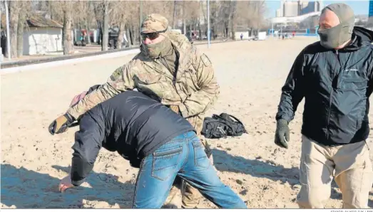  ?? STANISLAV KOZLIUK / EFE ?? Soldados ucranianos enseñan ayer a la población civil ejercicios militares en Kiev.