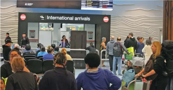  ??  ?? Travellers arrive at Auckland Internatio­nal Airport.