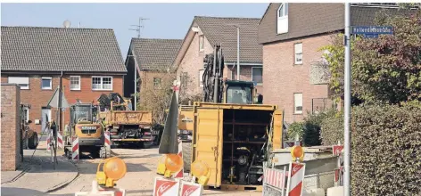  ?? RP-FOTO: FRIEDEL EVERS ?? Seit fast genau einem Jahr leben die Anwohner der Gocher Hellendorn­straße mit Dreck und Lärm. Große Baufahrzeu­ge verstellen den verblieben­en Parkraum, klagen sie.