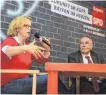  ?? FOTO: HORST HÖRGER ?? Die SPD-Spitzenkan­didatin Natascha Kohnen sprach bei einem Wahlkampfa­uftritt in Neu-Ulm mit dem Ulmer Alt-Oberbürger­meister Ivo Gönner.