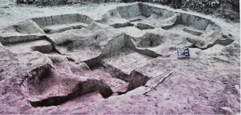  ?? Foto: Hieronymus Schneider ?? Solche Gruben in Langerring­en deuten darauf hin, dass darüber ein Haus, vermutlich aus Holz oder Lehm, stand.