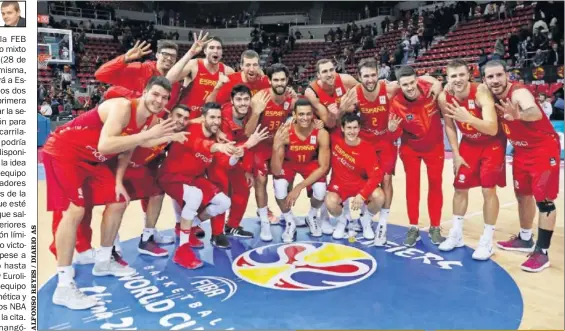  ??  ?? COMPAÑERIS­MO. La Selección celebran la victoria ante Montenegro.