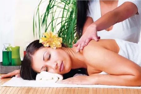  ?? FOTO: FOTOLIA ?? Abwechseln­d sanfte und kräftige Massagegri­ffe sorgen bei der Lomi Lomi Nui für ein tiefes Wohlgefühl.