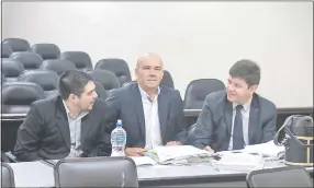  ??  ?? Los acusados, Jhonie Orihuela, Jorge Zárate (calvo) y el abogado Farid González durante el juicio oral.
