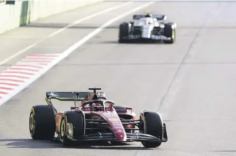  ?? ?? El piloto Charles Leclerc, de Ferrari, conduce en la segunda sesión de práctica para el GP de Azerbaiyán de la Fórmula Uno, en el circuito callejero de Bakú.