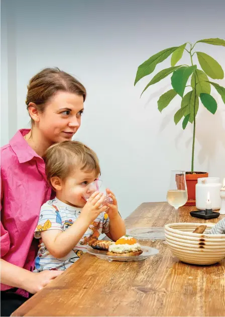  ?? FOTO: KARL VILHJÁLMSS­ON ?? ■ Att hela familjen sitter samlad runt matbordet för middag händer inte ofta, men då lär man sig också uppskatta familjetid, säger Jonathan Slotte.