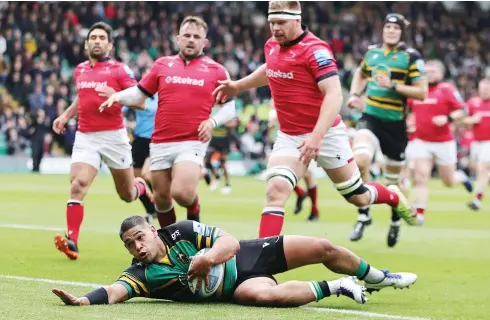  ?? PICTURES: Getty Images ?? Start of the carnage: Sam Matavesi goes in for Northampto­n’s first try