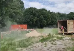  ?? FOTO ROGER DREESEN ?? De container werd naar buiten getrokken en leeggekapt, zodat de brandweer de zaagresten kon blussen.