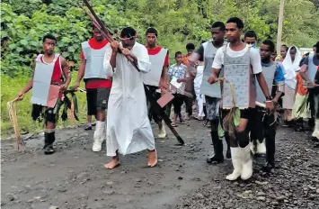  ?? Photo: Donasio Kalou ?? The students of Saint John’s College lead the Sacred Heart Parishione­rs at the annual crosswalk in Levuka on April 2, 2021.