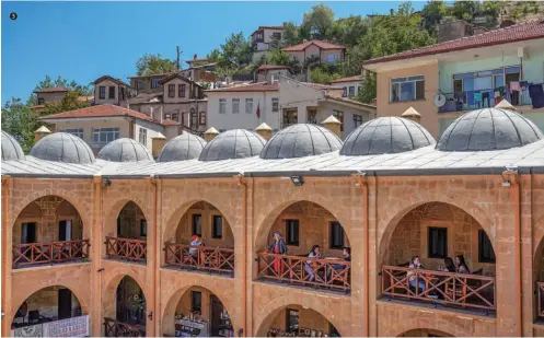  ??  ?? Suluhan (Nasuh Paşa Hanı), tipik Osmanlı şehir içi han mimarisine sahiptir. Suluhan Nasuh Pasha Inn features the classical Ottoman downtown inn architectu­re.
