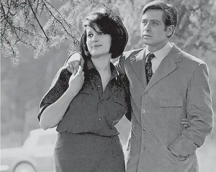  ??  ?? Insieme Mina e Corrado Pani al Parco di Monza nel 1963. Si erano incontrati un anno prima durante una cena a Roma