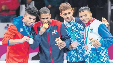  ??  ?? Rodrigo Marte, de la República Dominicana, exhibe su medalla de oro junto a los otros medallista­s.