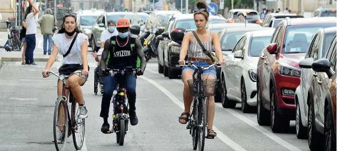  ?? (foto Maule) ?? In sella
I ciclisti sulla pista di corso Buenos Aires ieri pomeriggio