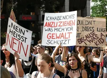  ?? PA / NURPHOTO ?? Der #Aufschrei ist nicht verhallt: Immer wieder protestier­en Frauen – hier im Sommer 2019 in München – gegen Sexismus und sexuelle Übergriffe.