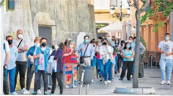  ?? LOURDES DE VICENTE ?? Cola de personas esperando su turno para ser vacunados en el Palacio de Congresos de Cádiz.