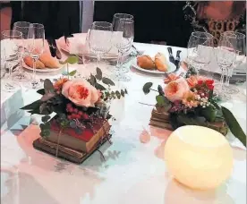  ?? JORDI COTRINA ?? Gala centros de mesa presentes en la cena del Premio Planeta.