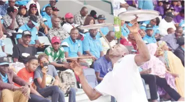  ?? Onyekachuk­wu Obi ?? „ A man entertaini­ng during the Workers’ Day celebratio­n in Abuja on Monday
Photo