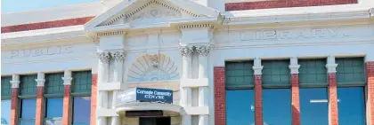  ?? Photo / Christine McKay ?? Cracking on the concrete facade of the Carnegie Centre in Allardice St. Further cracking occurred following last Tuesday’s 6.2 magnitude earthquake.