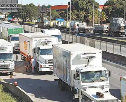  ??  ?? Paralisaçã­o de caminhonei­ros na BR-101, na altura de Itaboraí: greve pode prejudicar rodada do Brasileiro