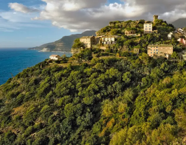  ??  ?? Sur le Cap Corse, le village médiéval perché de Nonza et sa tour paoline. Sur ce nid d’aigle, les maisons épousent une falaise haute de 100 m qui surplombe la Méditerran­ée.