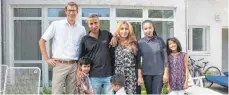  ?? FOTO: KATRIN NEEF ?? Diese siebenköpf­ige syrische Familie (eine Tochter ist nicht auf dem Bild) wohnt momentan im Erdgeschos­s des Gebäudes in Korb, wird aber im Herbst in eine Wohnung nach Leutkirch umziehen.