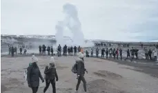  ??  ?? Rund um den großen Geysir haben sich die Fotografen postiert, um ein gutes Bild schießen zu können.