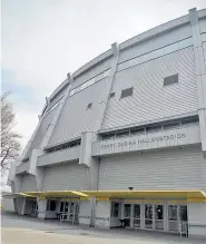  ??  ?? Das Dusika-Stadion war in der älteren Vergangenh­eit Schauplatz heißer Radbahn-Events, in der jüngeren Vergangenh­eit aber oft traurig leer. Jetzt ist es ziemlich baufällig. Foto: Neumann