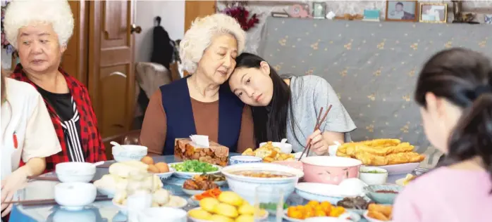  ?? A24 ?? Billi (Awkwafina, center right) knows her beloved grandmothe­r (Zhao Shuzhen) is dying but the grandma doesn’t in “The Farewell,” about a family gathering in China to say goodbye to the matriarch.