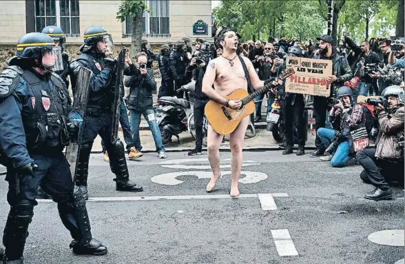  ?? CHRISTOPHE ARCHAMBAUL­T / AFP ?? “¿Quiénes son los verdaderos mangantes?”, reza la pancarta ayer en las calles de París durante las protestas contra la reforma laboral