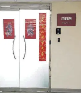  ?? Carlos García Rawlins / Reuters ?? Entrada a les instal·lacions de la BBC a Pequín, ahir.