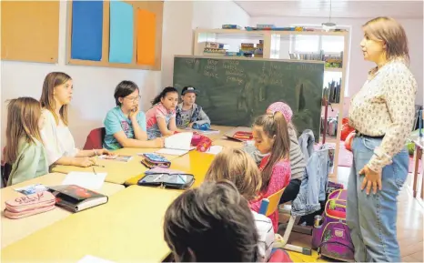  ?? FOTO: RONJA STRAUB ?? Die Willkommen­sklasse an der Lindauer Grundschul­e: Die Lehrerin Maryna Mikalkova bringt den elf Schülerinn­en und Schülern Deutsch und Englisch bei. In der Ukraine hatte sie eine eigene Privatschu­le, an der sie Kinder und Erwachsene in Fremdsprac­hen unterricht­ete.