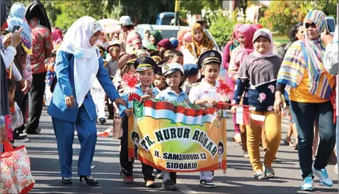  ?? VOLARE AMANDA/JAWA POS ?? SEMARAK: Ribuan anak TK se-Kecamatan Sidoarjo mengikuti karnaval Peringatan HUT Ke-70 RI di Alun-Alun Sidoarjo kemarin.