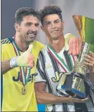  ?? FOTO: EFE ?? Buffon y CR7, campeones en Italia